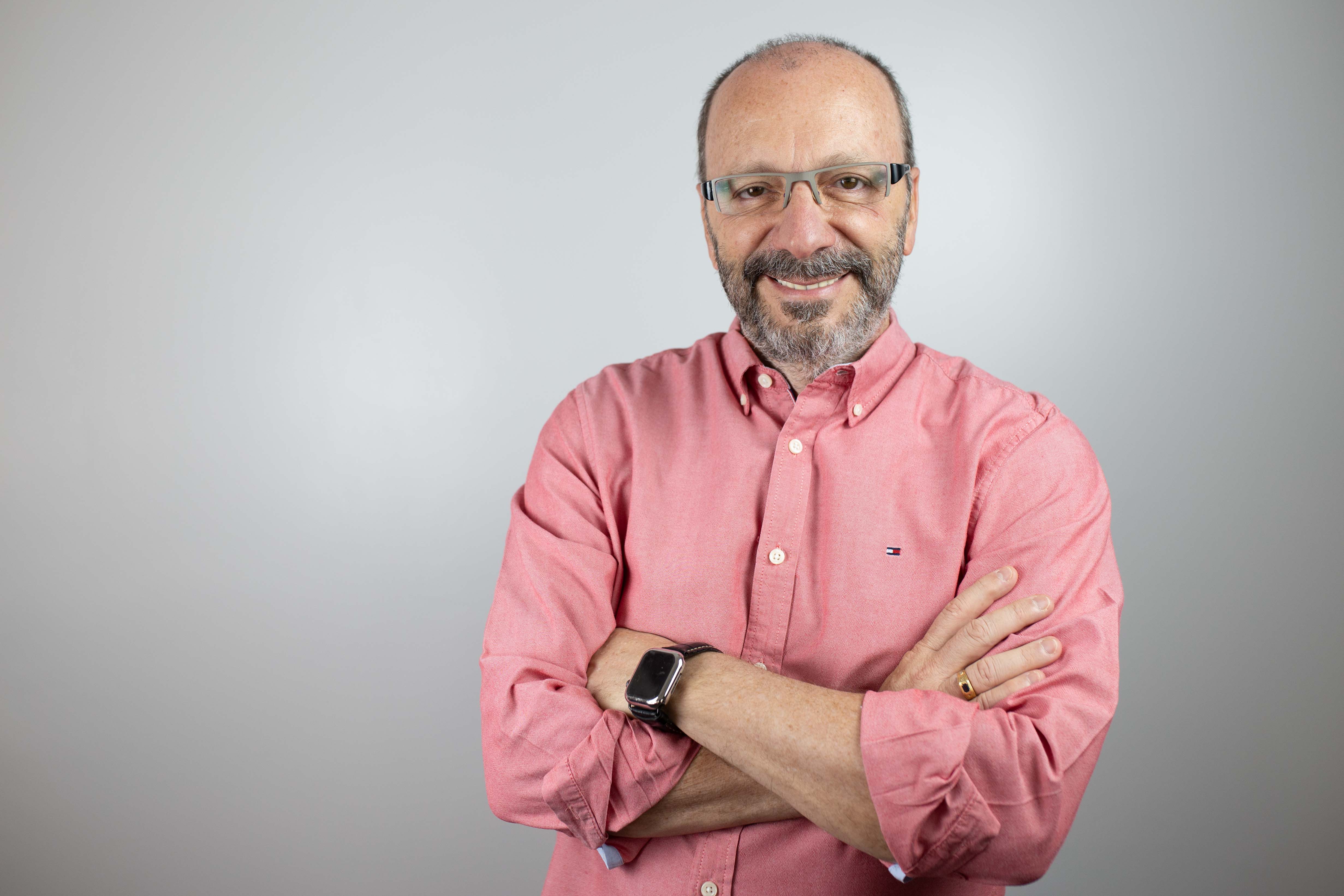 Pessoa apresentando em ambiente corporativo